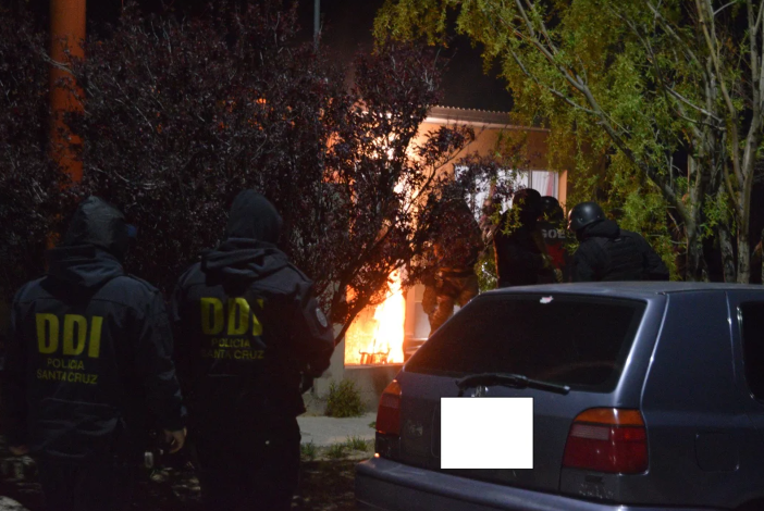  Agentes afuera de uno de los domicilios allanados. FOTO: BRUNO GIALETI