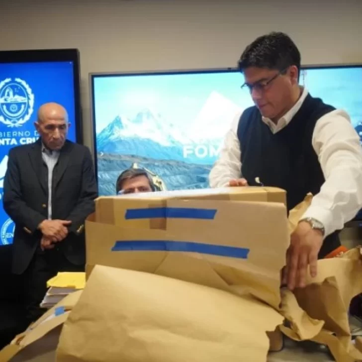 Áreas de pozos petroleros maduros: abrieron el sobre B con la oferta económica del consorcio de empresas Áreas de pozos petroleros maduros: abrieron el sobre B con la oferta económica del consorcio de empresas