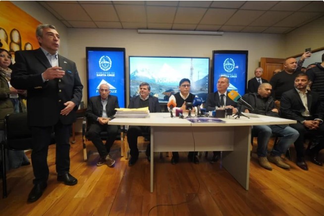  El gobernador Claudio Vidal encabezó la ceremonia junto al vicegobernador Fabian Leguizamón, el ministro de Energía y Minería Jaime Álvarez y el jefe de gabinete de Ministros Daniel Álvarez. (FOTO: LEANDRO FRANCO / LA OPINIÓN AUSTRAL).