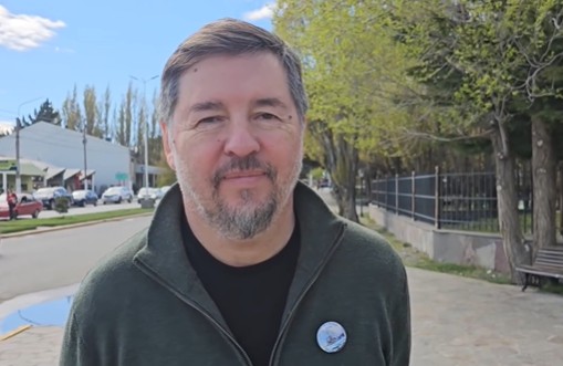  “Estamos recorriendo El Calafate, conversando con nuestras radios y acercando nuestras propuestas a los vecinos de esta querida tierra de glaciares”, dijo Muñoz.