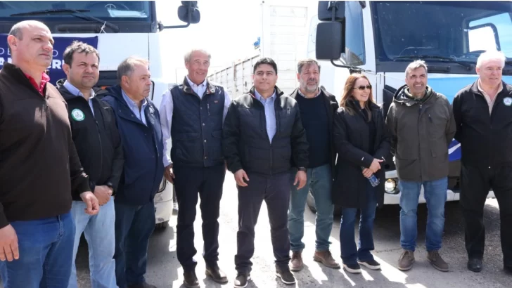  Vidal con intendentes y funcionarios provinciales, en el marco de la llegaba de maquinarias productivas a Santa Cruz. (Foto: Tamara Moreno/La Opinión Austral).