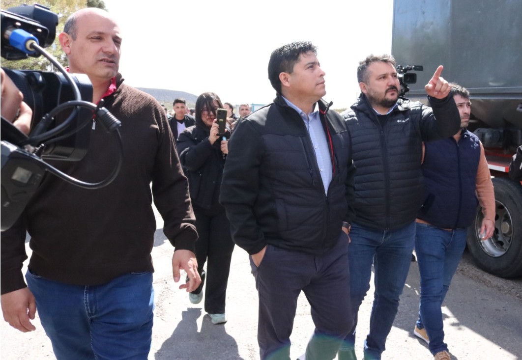  El gobernador junto al presidente de la Administración General de Vialidad Provincial, Julio Bujer y el intendente de Caleta Olivia, Pablo Carrizo. (Foto: Tamara Moreno/La Opinión Austral).