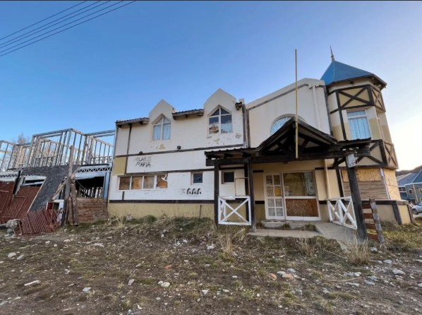El Chaltén: el hallazgo de un hombre muerto en el hotel de la familia Kirchner aceleró el desalojo
