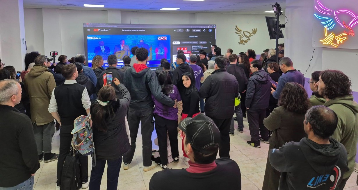  La espera de los resultados en el búnker de La Libertad Avanza de calle Kirchner en Río Gallegos.