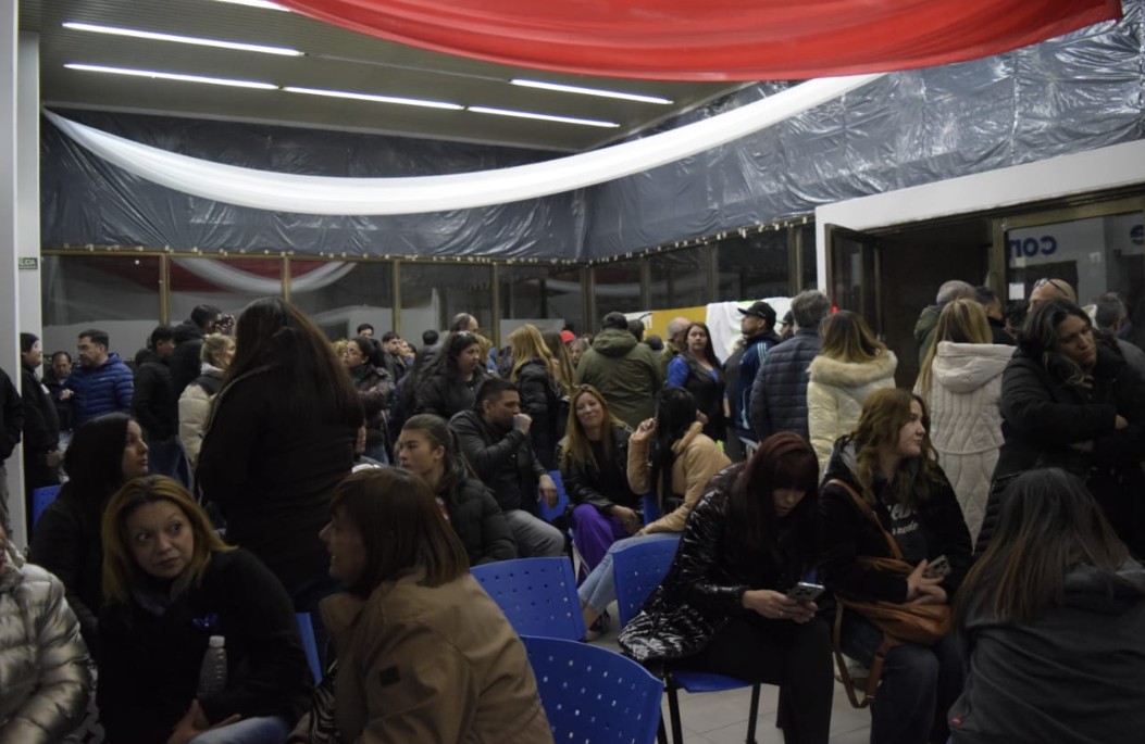  Las caras de decepción en el local del Partido SER en Río Gallegos.