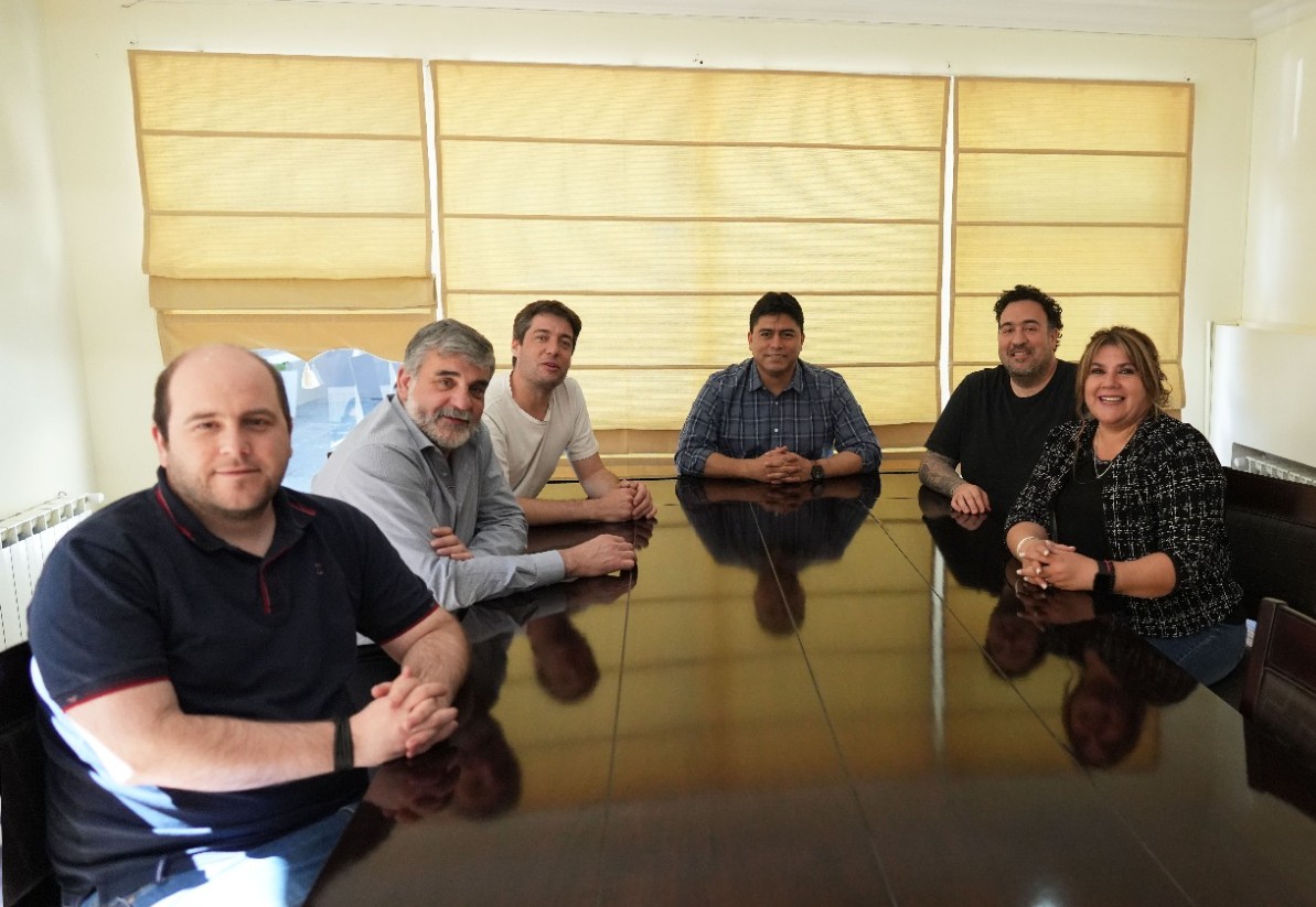  De izquierda a derecha: Matías Trepo, Daniel Gardonio, Juan Martínez, el gobernador Claudio Vidal, Antonio Carambia y Carina Bosso.