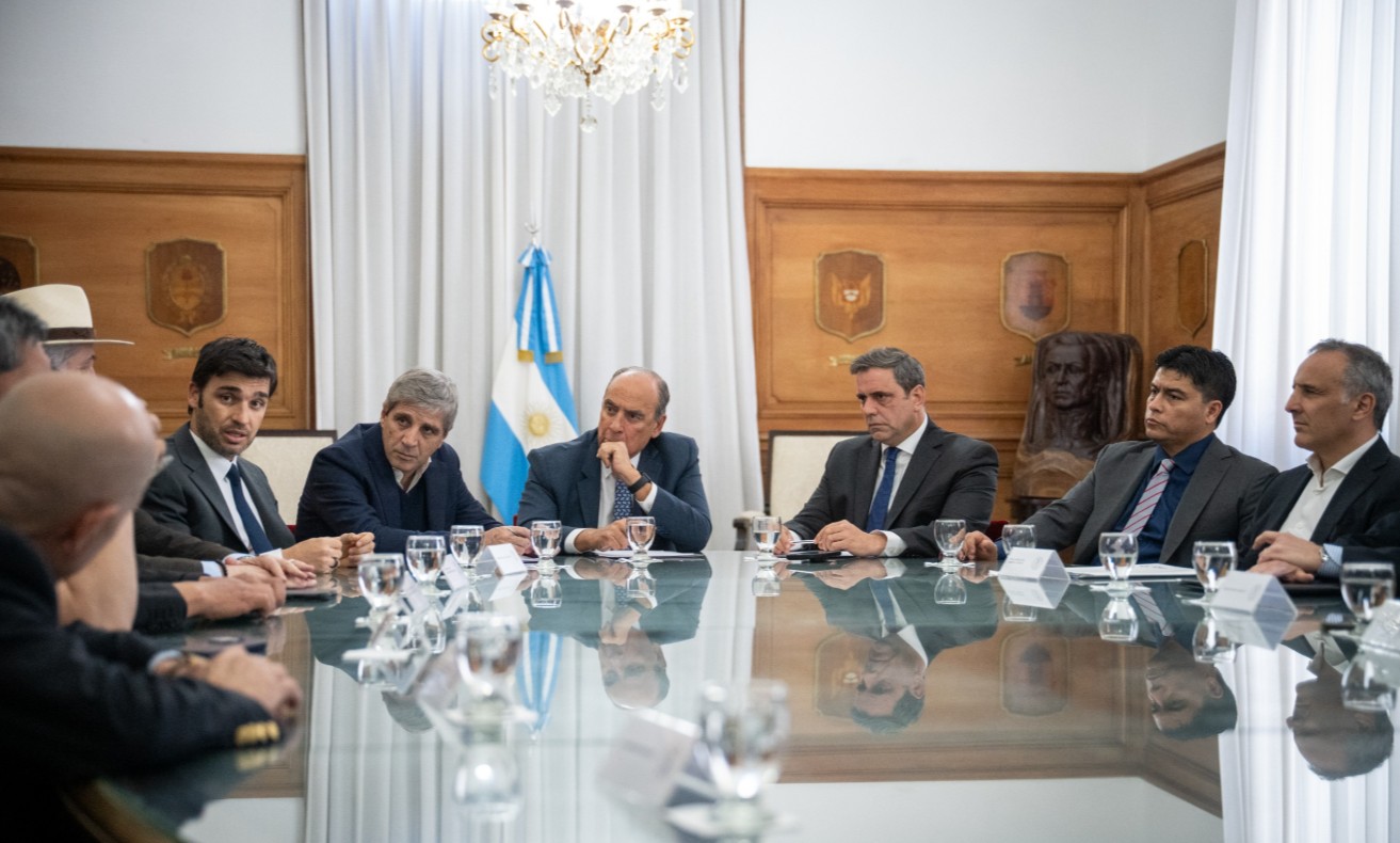  Una de las últimas actividades oficiales de Guillermo Francos y Lisandro Catalán, con los gobernadores 