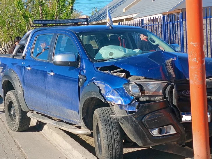 Conductor alcoholizado provocó doble accidente en Pico Truncado: chocó primero y terminó contra una palma de alumbrado