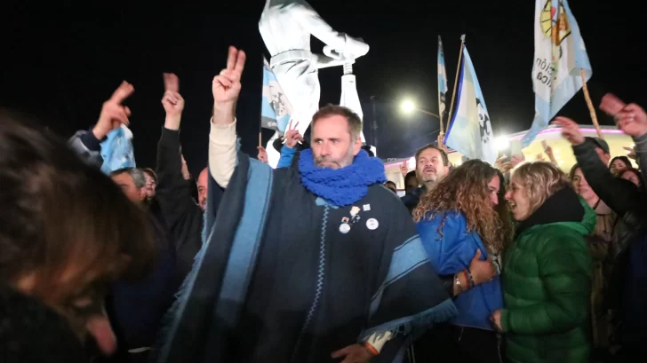  Juan Carlos Molina, en los festejos en la madrugada del 27 de octubre en Caleta Olivia. (Foto: Tamara Moreno/La Opinión Austral).