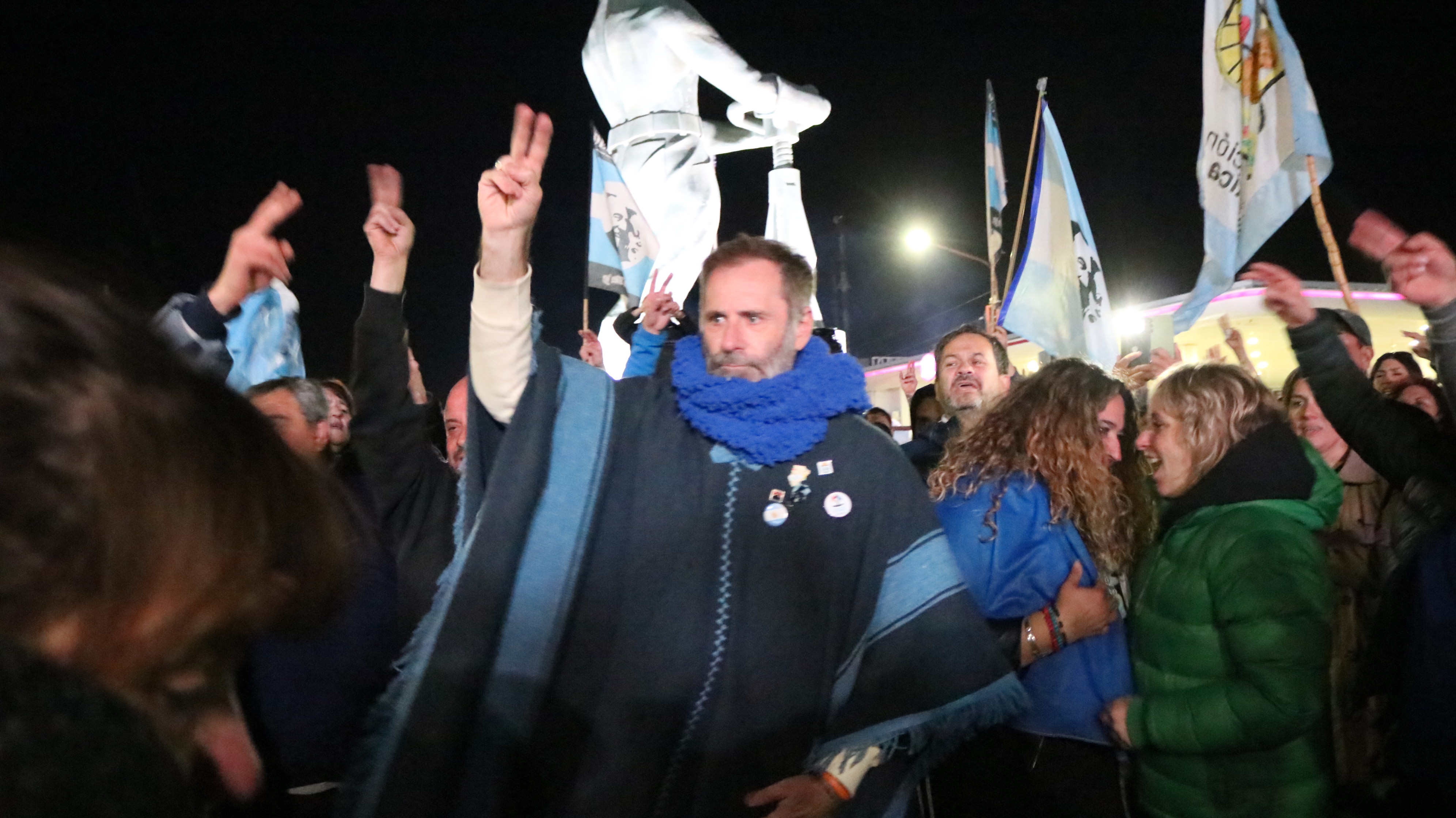  Juan Carlos Molina, en los festejos en la madrugada del 27 de octubre en Caleta Olivia. (Foto: Tamara Moreno/La Opinión Austral).