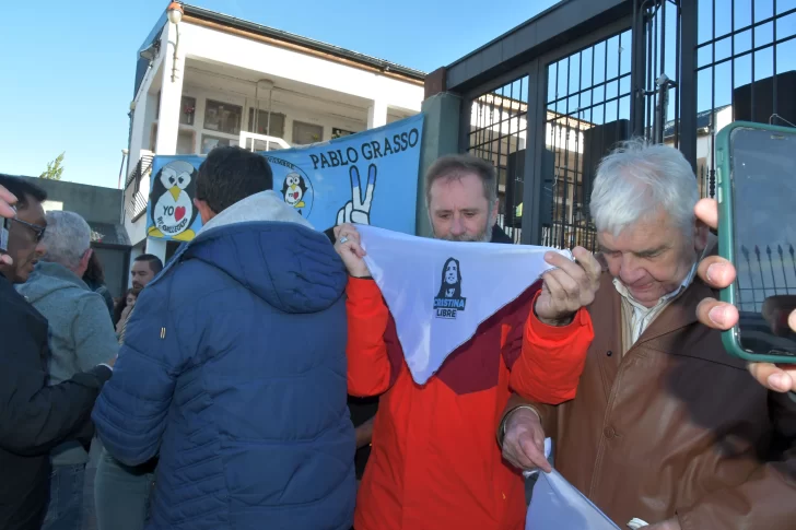  El cura Molina con un pañuelo con la inscripción: 