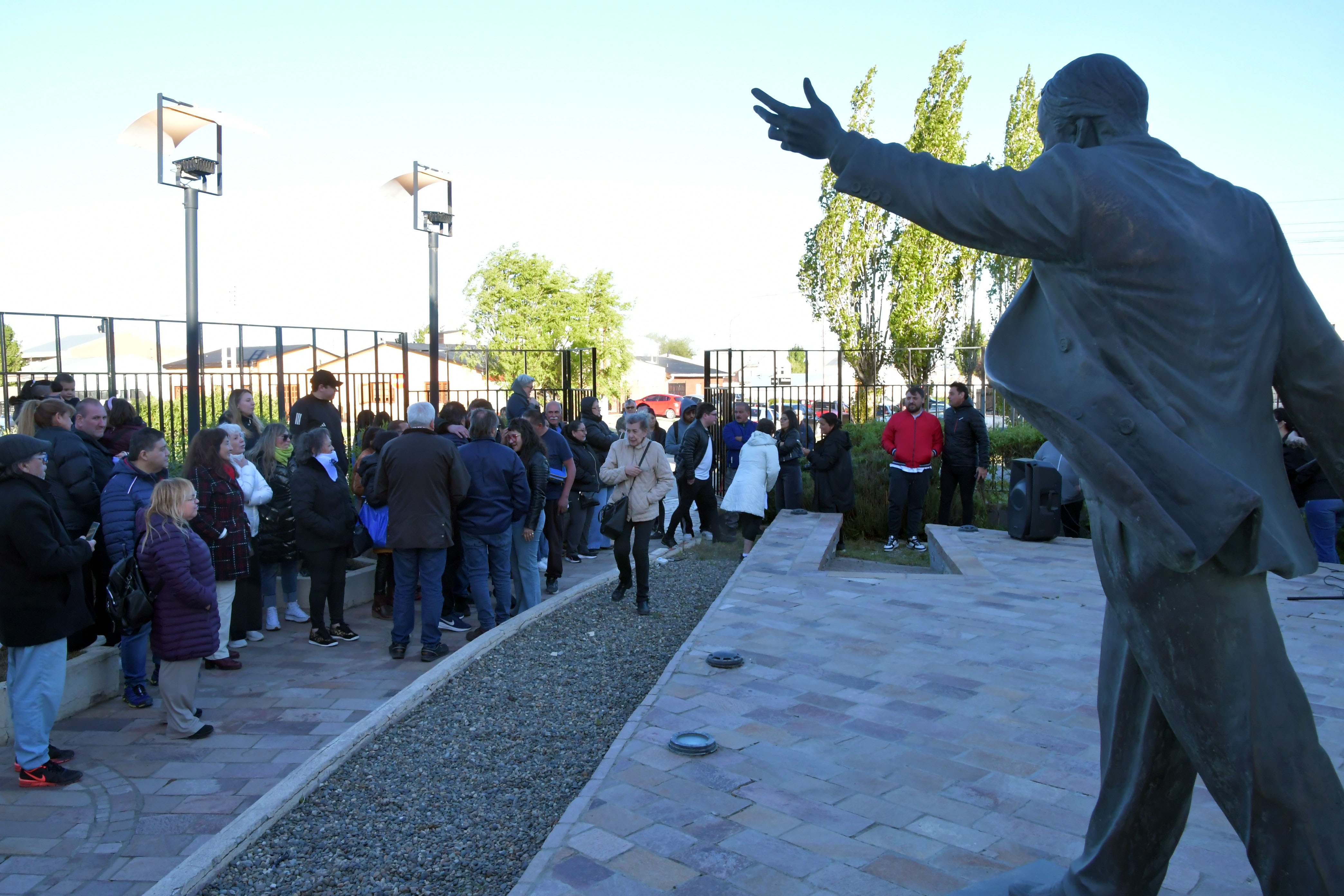  El acto se desarrolló pasadas las 19:00 en el histórico barrio del Carmen de Río Gallegos. (Foto: José Silva/La Opinión Austral).