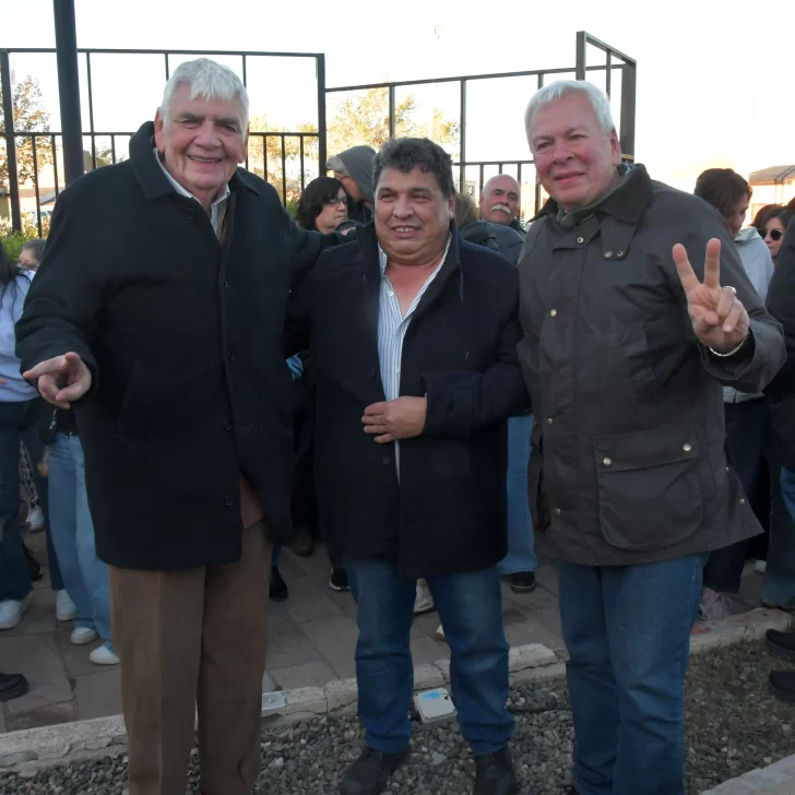 Emotivo acto en el barrio del Carmen por Néstor Kirchner: “Vive en la gente” Emotivo acto en el barrio del Carmen por Néstor Kirchner: “Vive en la gente”