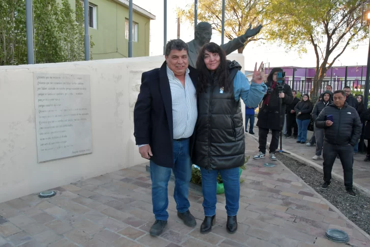  Rudy Ulloa y la presidenta del PJ provincial, Miriam Aguiar. Detrás, la escultura homenaje a Néstor Kirchner en el barrio del Carmen. (Foto: José Silva/La Opinión Austral).