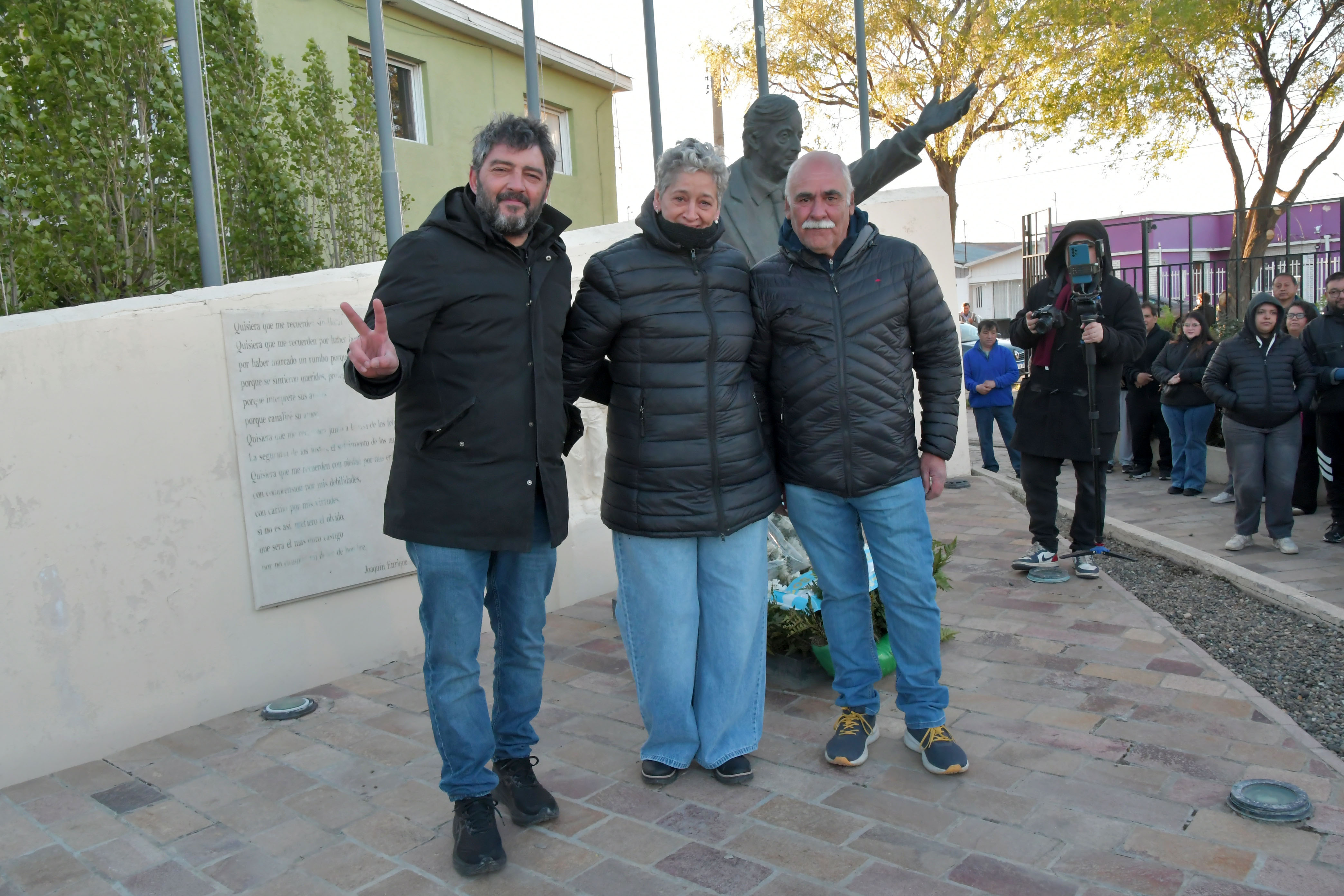  Matías Bezi, dirigente de La Cámpora, en una de las ofrendas florales en la escultura de Néstor. (Foto: José Silva/La Opinión Austral).