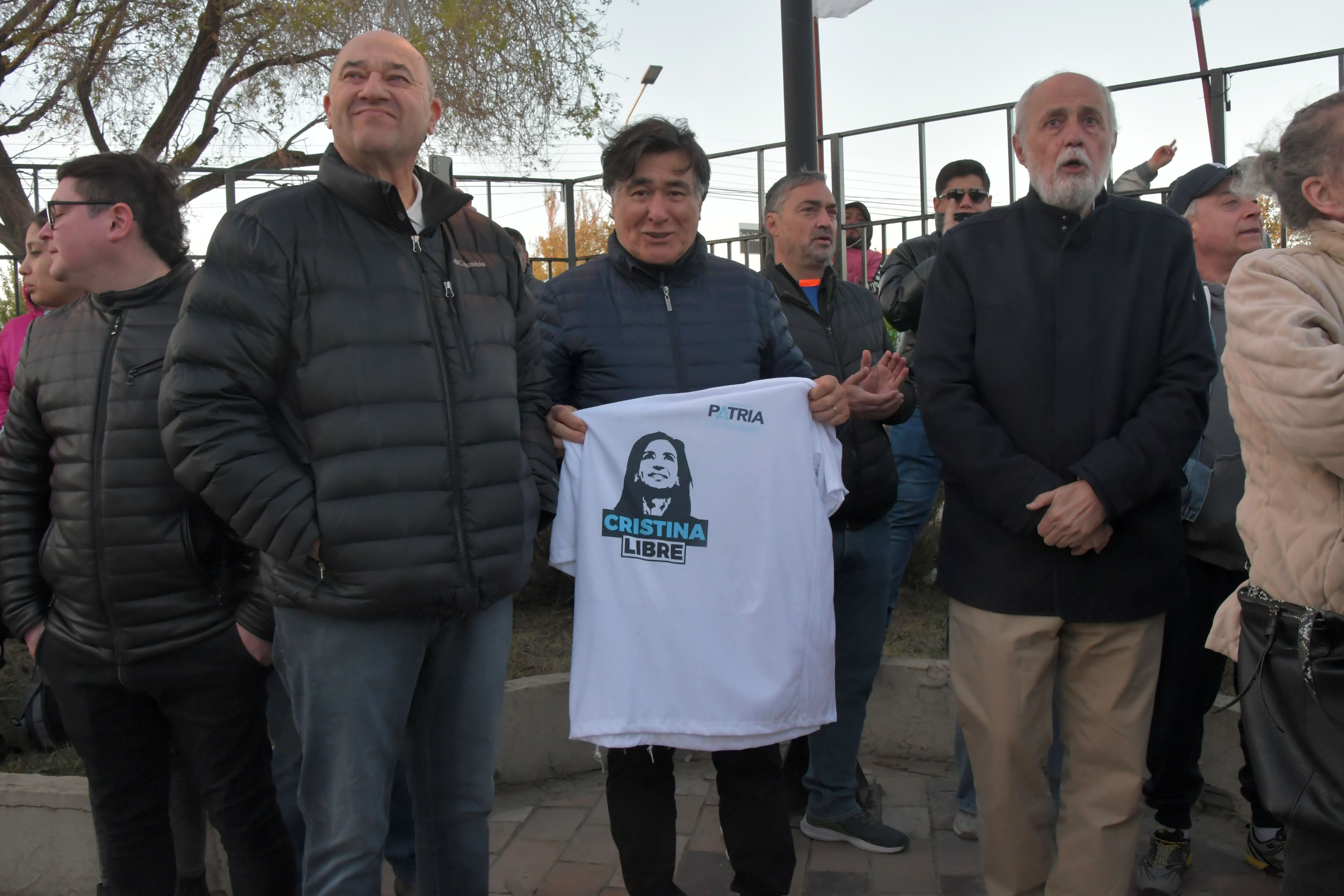  Carlos Zannini exhibe una remera con la inscripción 