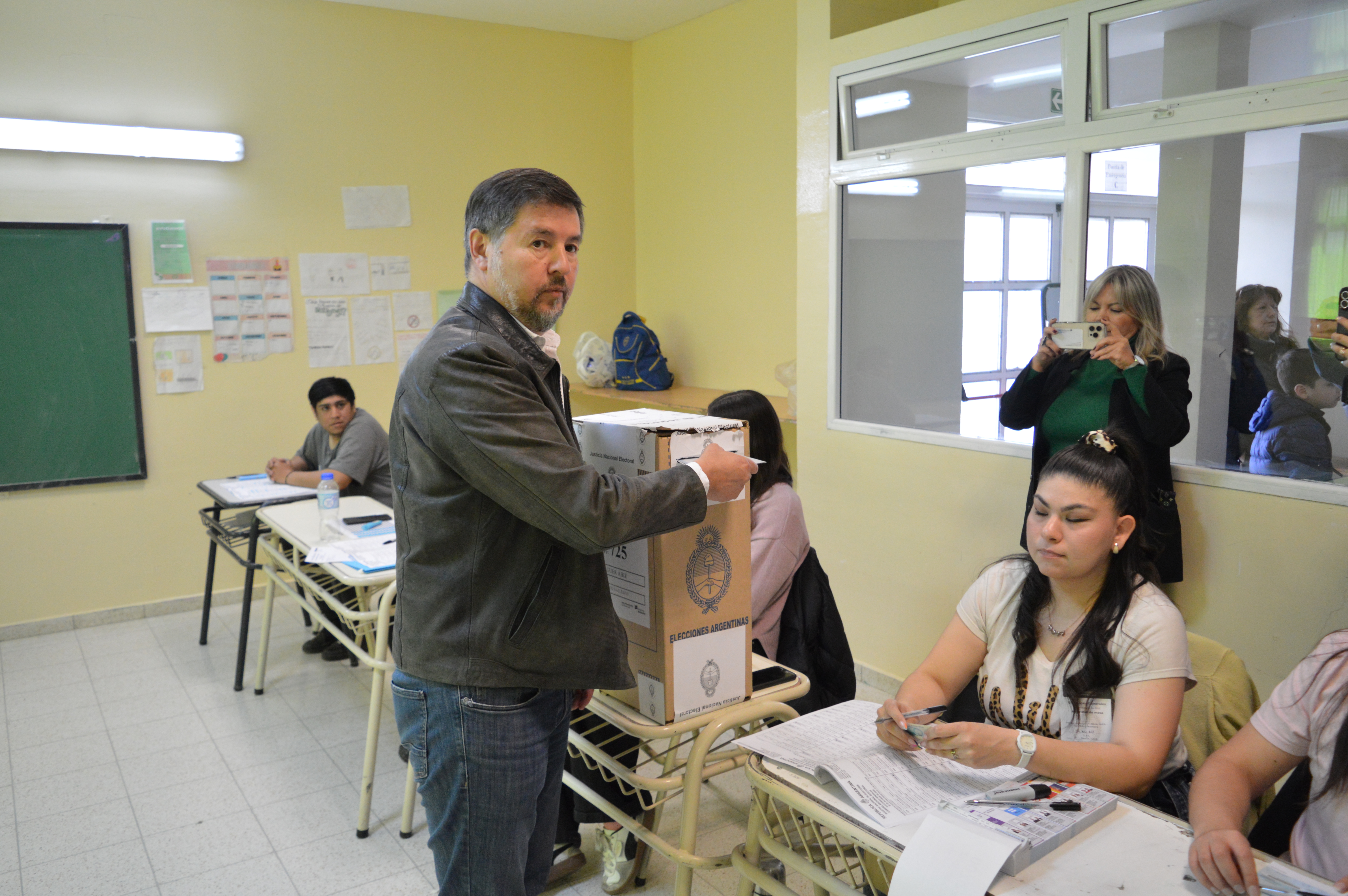  Pedro Muñoz, candidato a diputado, votó en el Secundario N°36. FOTO: LEANDRO FRANCO / LA OPINIÓN AUSTRAL