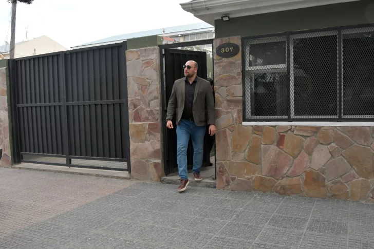  Borquez saliendo del encuentro con el gobernador Vidal. (Foto: José Silva/La Opinión Austral).