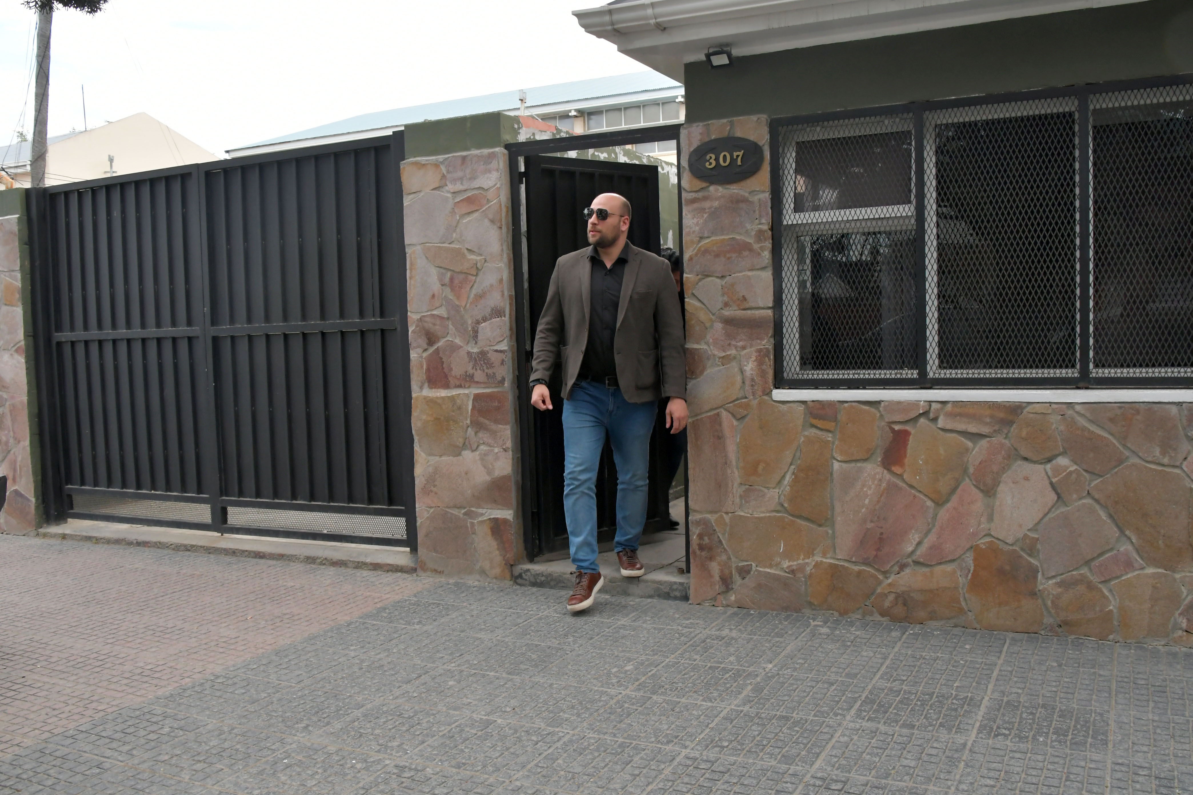  Borquez saliendo del encuentro con el gobernador Vidal. (Foto: José Silva/La Opinión Austral).