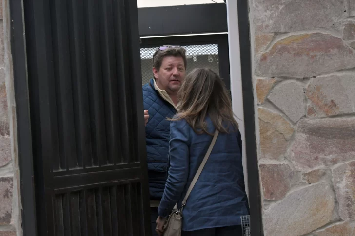  El diputado provincial Pedro Luxen, en uno de los ingresos a la residencia oficial. (Foto: José Silva/La Opinión Austral).