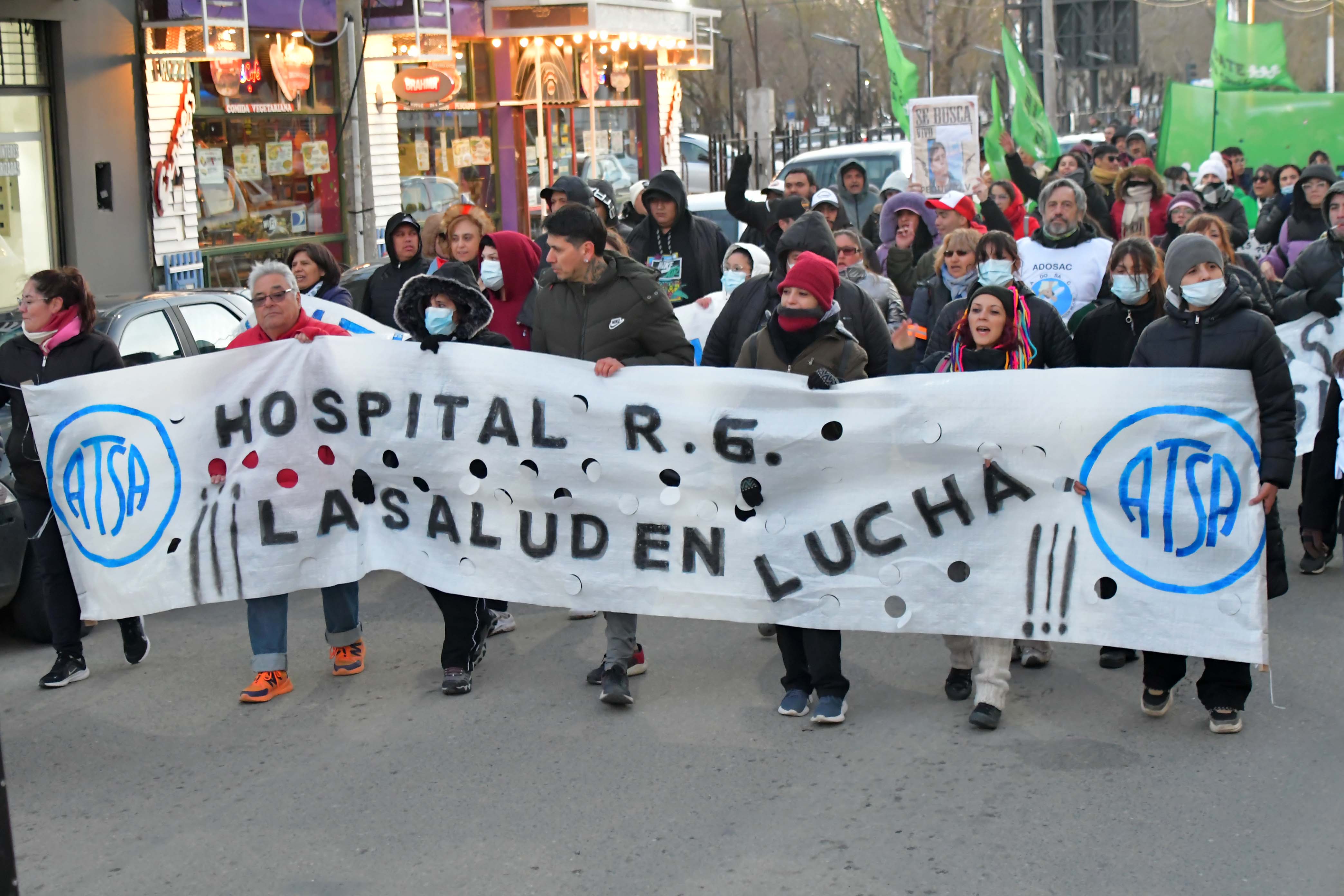  Los trabajadores de la salud de solidarizaron con los suspendidos. (Foto: José Silva/La Opinión Austral).