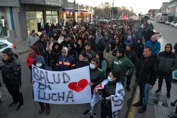 Marchó el personal de salud en protesta por la suspensión de 26 trabajadores Marchó el personal de salud en protesta por la suspensión de 26 trabajadores