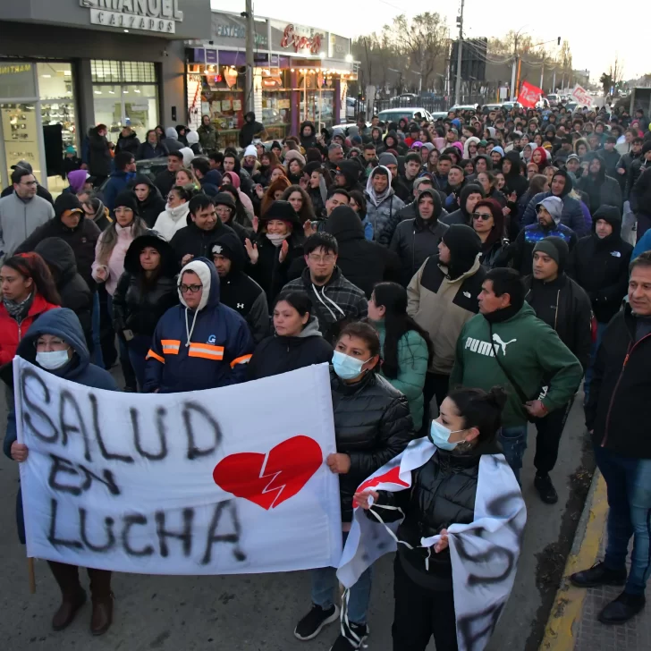 Marchó el personal de salud en protesta por la suspensión de 26 trabajadores Marchó el personal de salud en protesta por la suspensión de 26 trabajadores