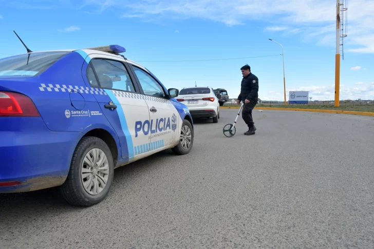 Un agente realizando las pericias en el lugar del suceso. FOTO: JOSÉ SILVA/LA OPINIÓN AUSTRAL