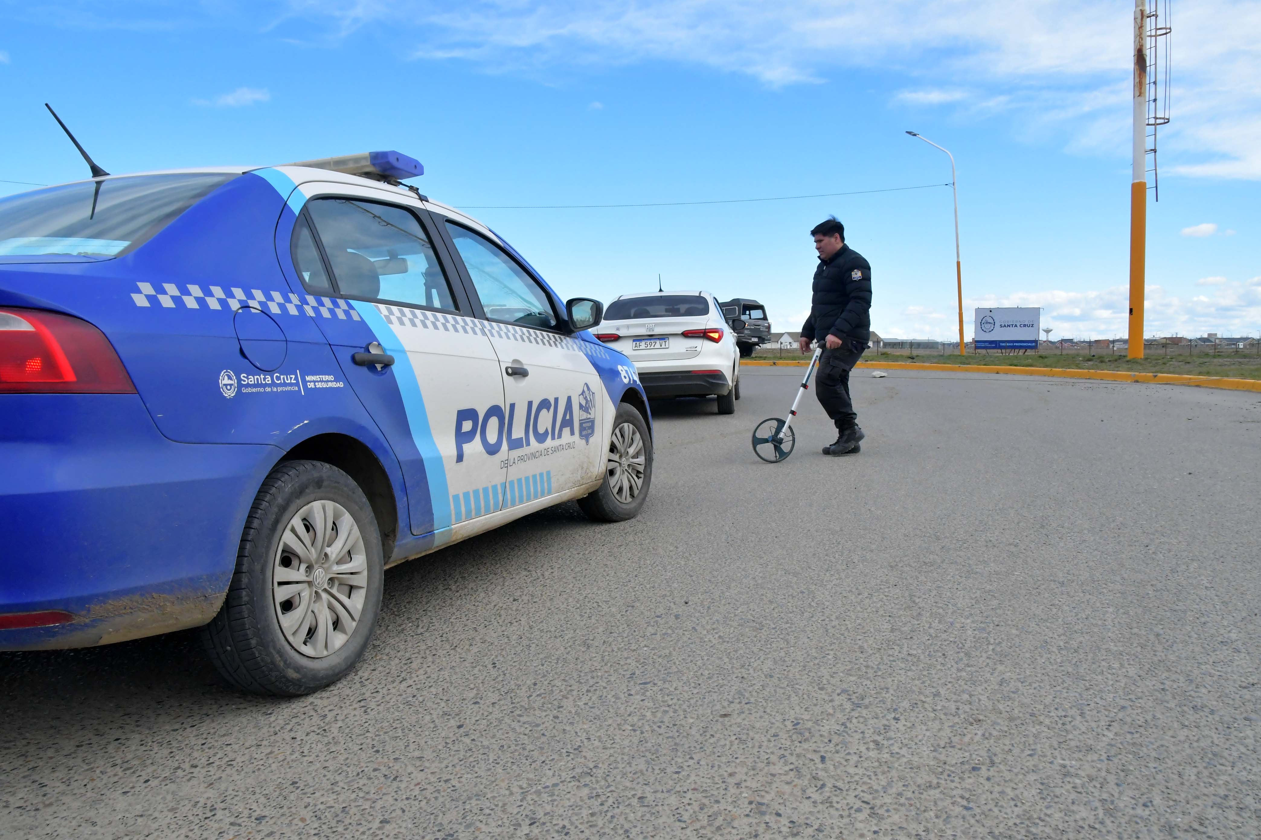  Un agente realizando las pericias en el lugar del suceso. FOTO: JOSÉ SILVA/LA OPINIÓN AUSTRAL