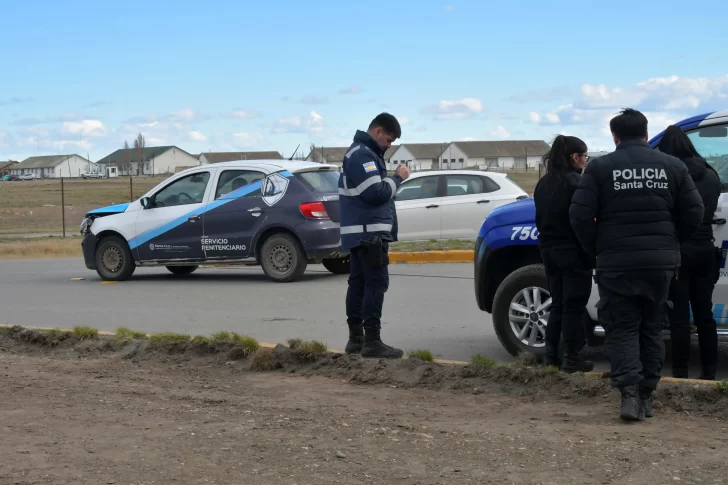  Los agentes en el lugar del incidente. FOTO: JOSÉ SILVA/LA OPINIÓN AUSTRAL