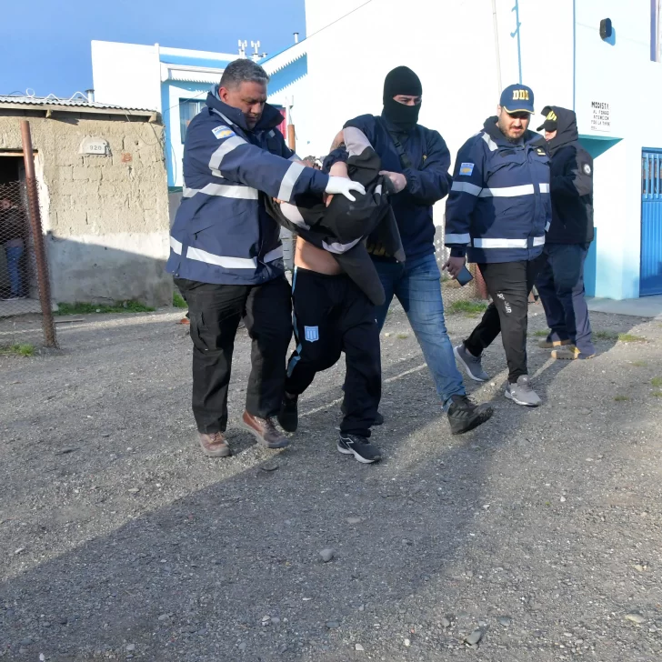 Asaltó una panadería de Río Gallegos con un cuchillo: allanaron su casa y hallaron a una menor desaparecida Asaltó una panadería de Río Gallegos con un cuchillo: allanaron su casa y hallaron a una menor desaparecida