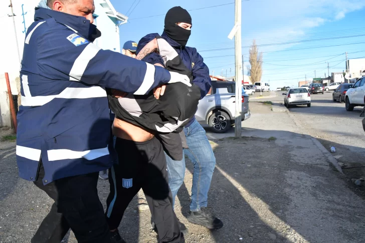 Asaltó una panadería de Río Gallegos con un cuchillo: allanaron su casa y hallaron a una menor desaparecida