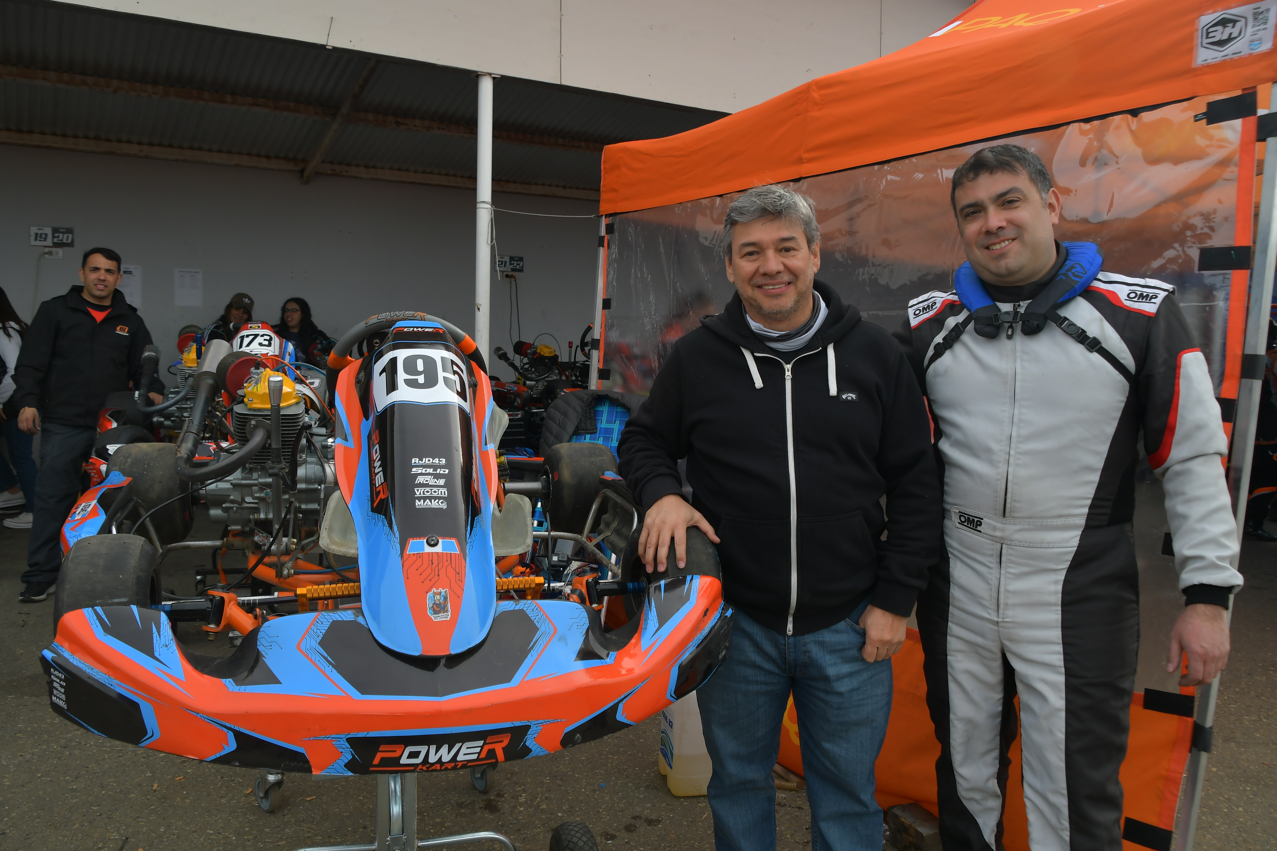  El juez Marcelo Bersanelli junto a su compañero de equipo, Nahuel Soria, y su karting, luego de competir. FOTO: JUAN PALACIOS/LOA