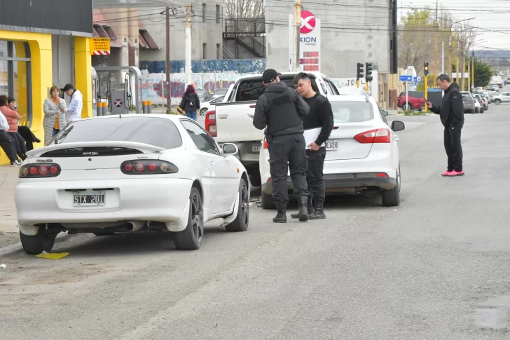  Agentes trabajando en el lugar del hecho. FOTO: JOSÉ SILVA/LA OPINIÓN AUSTRAL