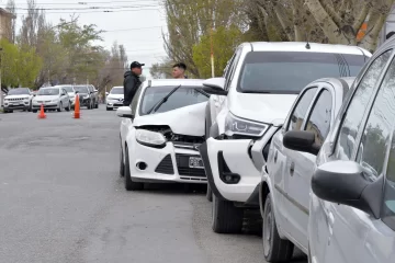 Un efectivo policial se descompensó y provocó un choque en cadena en pleno centro de Río Gallegos Un efectivo policial se descompensó y provocó un choque en cadena en pleno centro de Río Gallegos