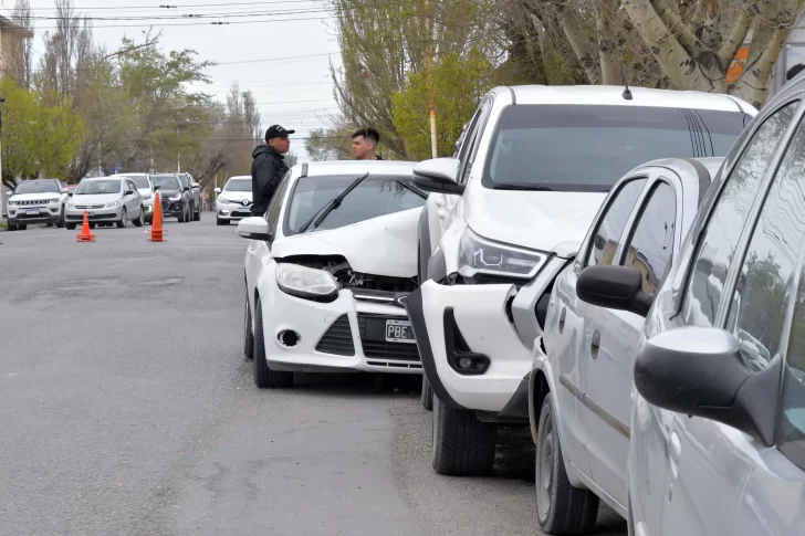 Un efectivo policial se descompensó y provocó un choque en cadena en pleno centro de Río Gallegos