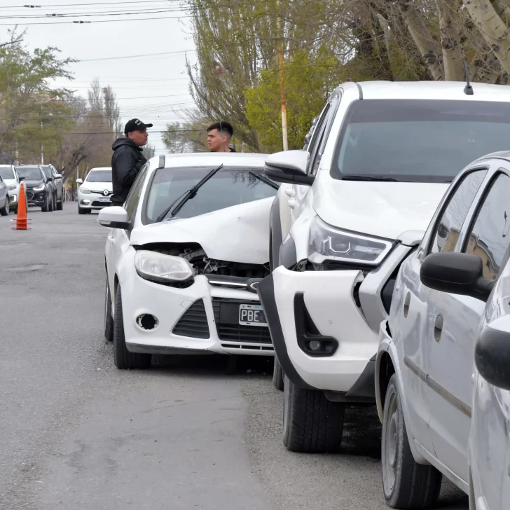 Un efectivo policial se descompensó y provocó un choque en cadena en pleno centro de Río Gallegos Un efectivo policial se descompensó y provocó un choque en cadena en pleno centro de Río Gallegos