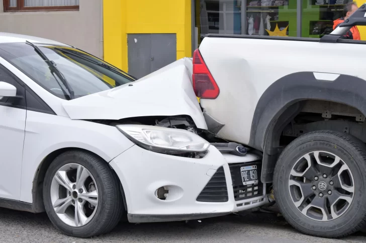  El frente del Focus y la parte trasera de la camioneta. FOTO: JOSÉ SILVA/LA OPINIÓN AUSTRAL
