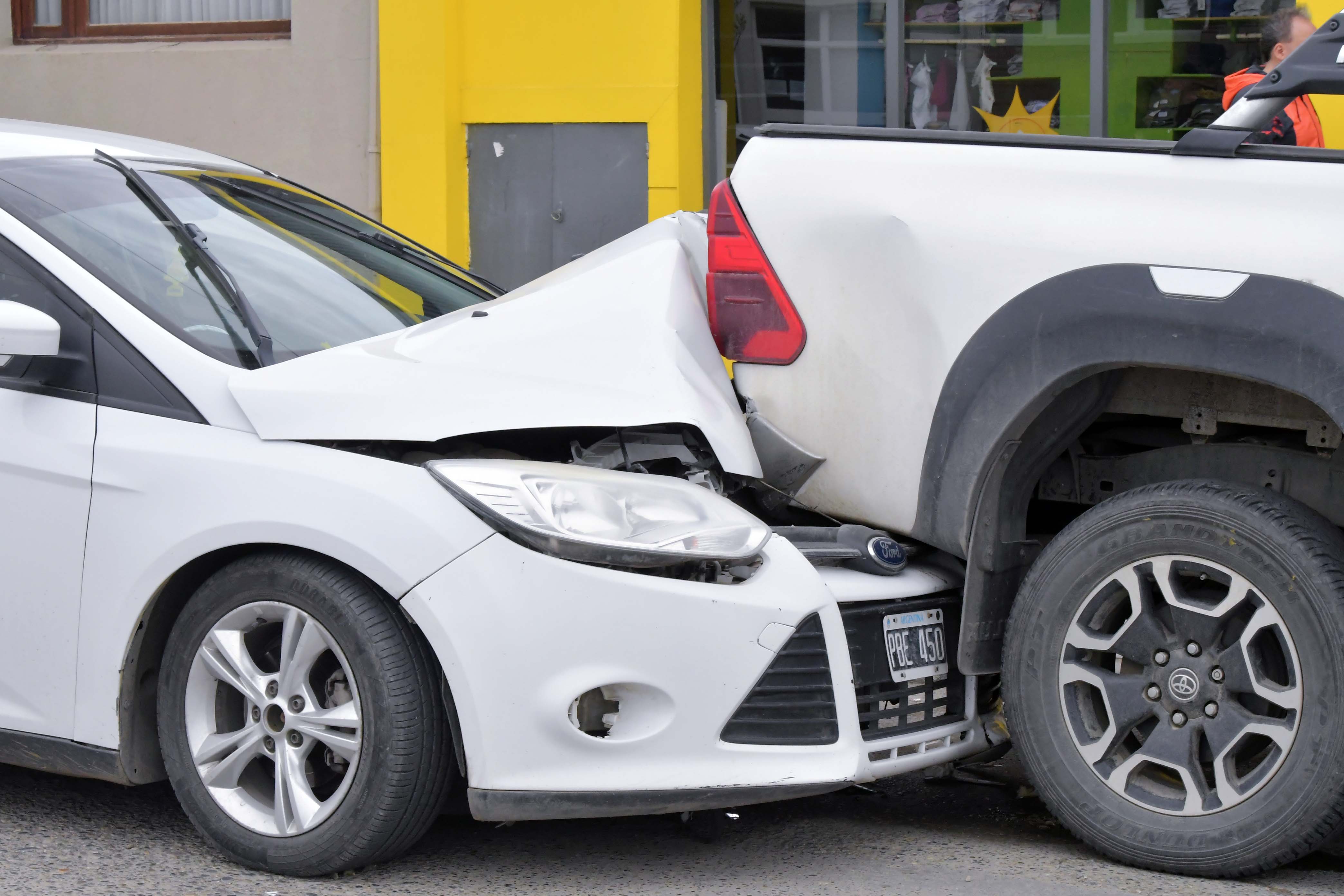  El frente del Focus y la parte trasera de la camioneta. FOTO: JOSÉ SILVA/LA OPINIÓN AUSTRAL
