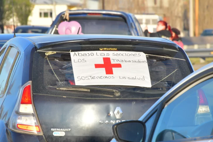  Muchos de los vehículos fueron identificados con banderas de diferentes áreas del nosocomio local.