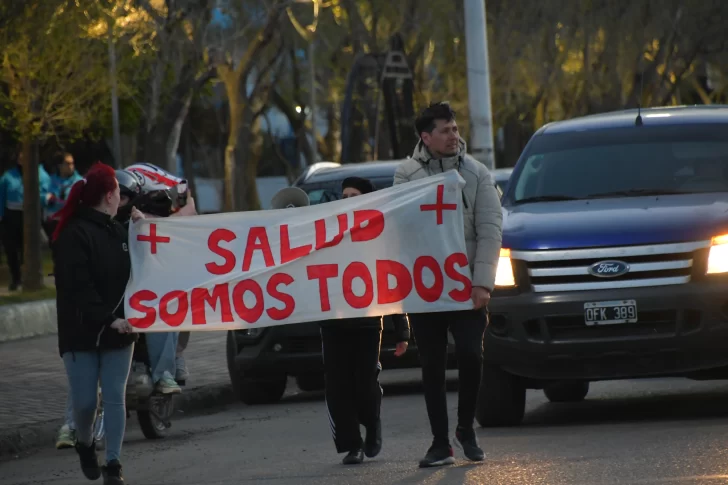  Al frente de la caravana, trabajadores autoconvocados portando una bandera 