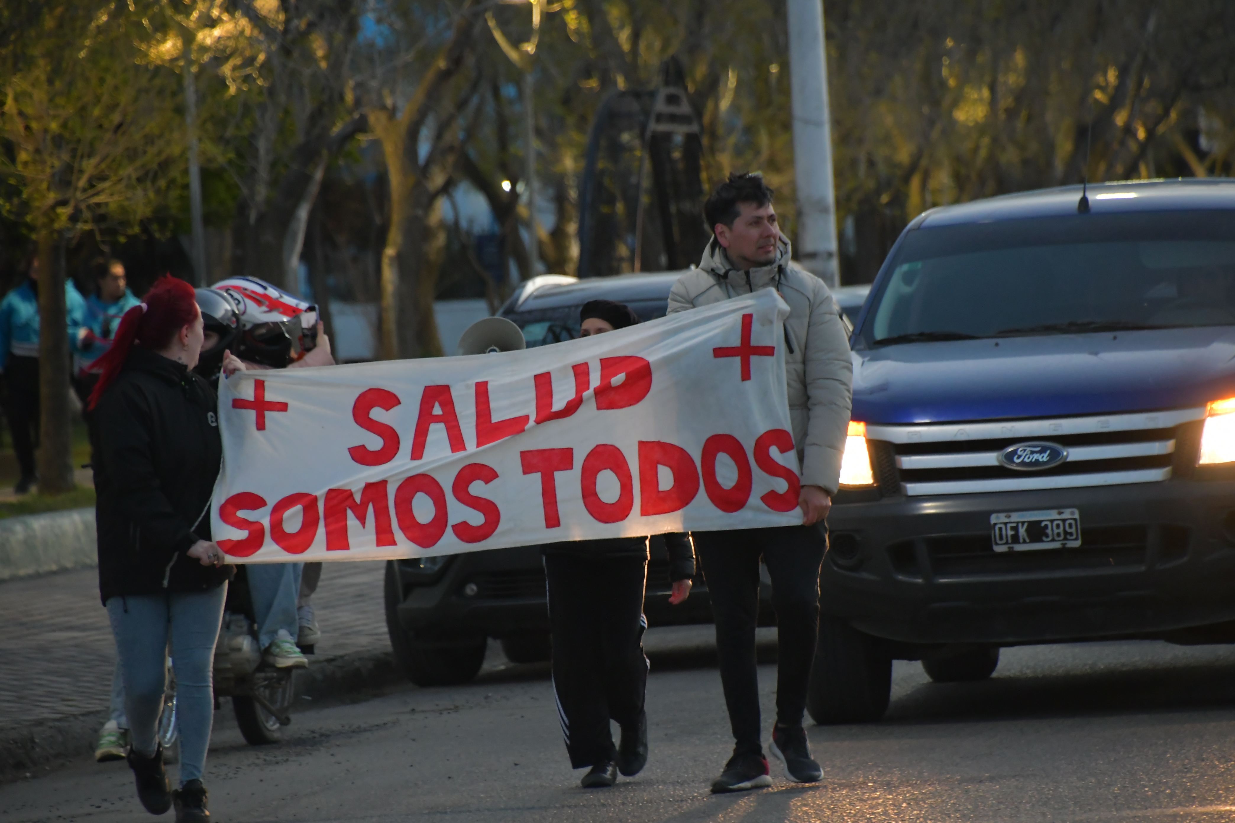  Al frente de la caravana, trabajadores autoconvocados portando una bandera 