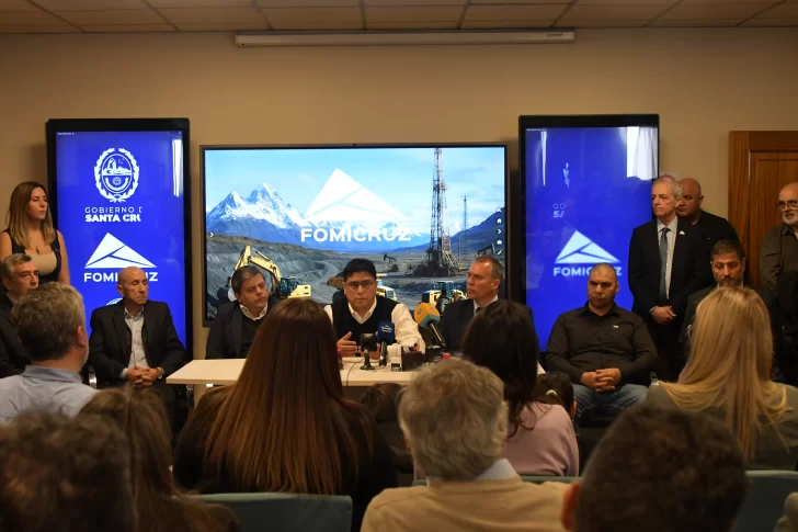  De izquierda a derecha: José Llugdar, Secretario General del Sindicato de Petroleros Jerárquicos; Fabián Leguizamón, vicegobernador de Santa Cruz; Claudio Vidal, gobernador de Santa Cruz; Daniel Álvarez, jefe de Gabinete; Rafael Guenchenen, Secretario General del Sindicato Petrolero, Gas Privado y Energías Renovables; y Oscar Vera, presidente de FOMICRUZ. FOTO: JUAN PALACIOS / LA OPINIÓN AUSTRAL