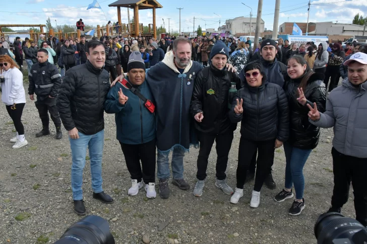  Molina y Grasso sacándose fotos con la militancia que se acercó a la plaza de Troncos del San Benito. (Foto: José Silva/La Opinión Austral).