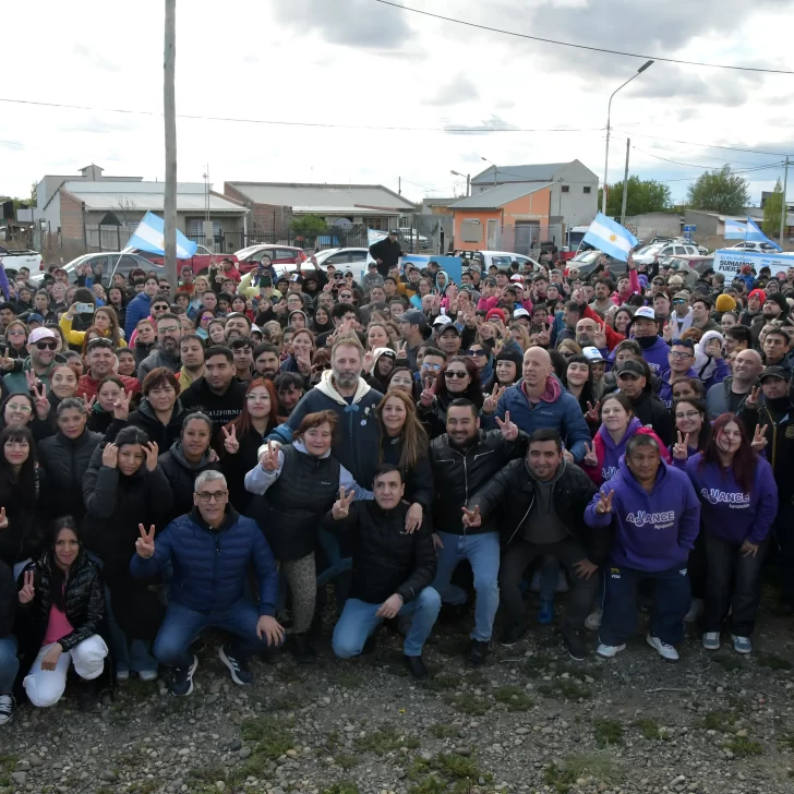 El cura Juan Carlos Molina cerró la campaña en el San Benito: “Nadie se salva solo” El cura Juan Carlos Molina cerró la campaña en el San Benito: “Nadie se salva solo”