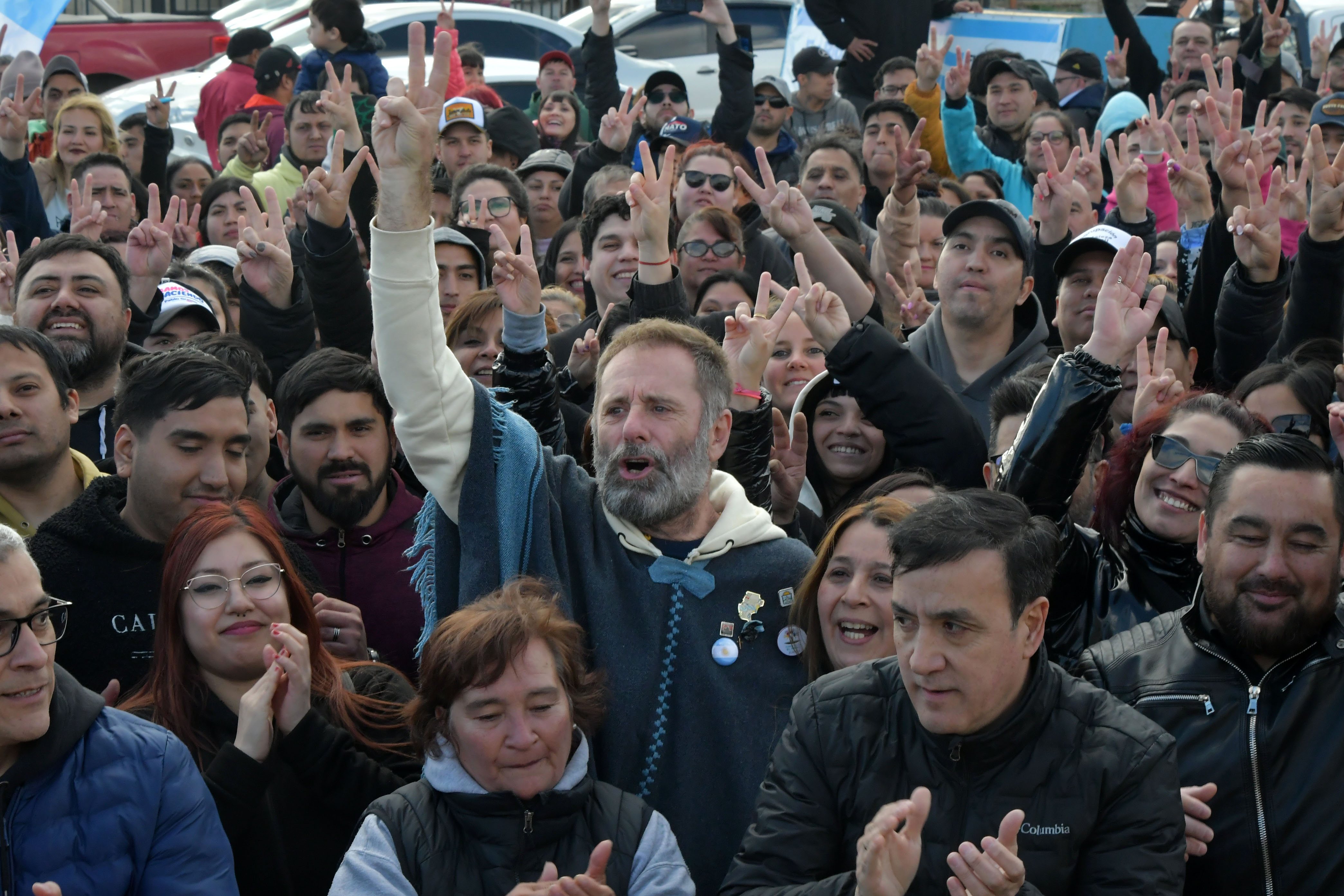  Molina levanta la mano en saludo a los militantes. Dijo que no realizaron acto por la muerte del joven caletense. (Foto: José Silva/La Opinión Austral).