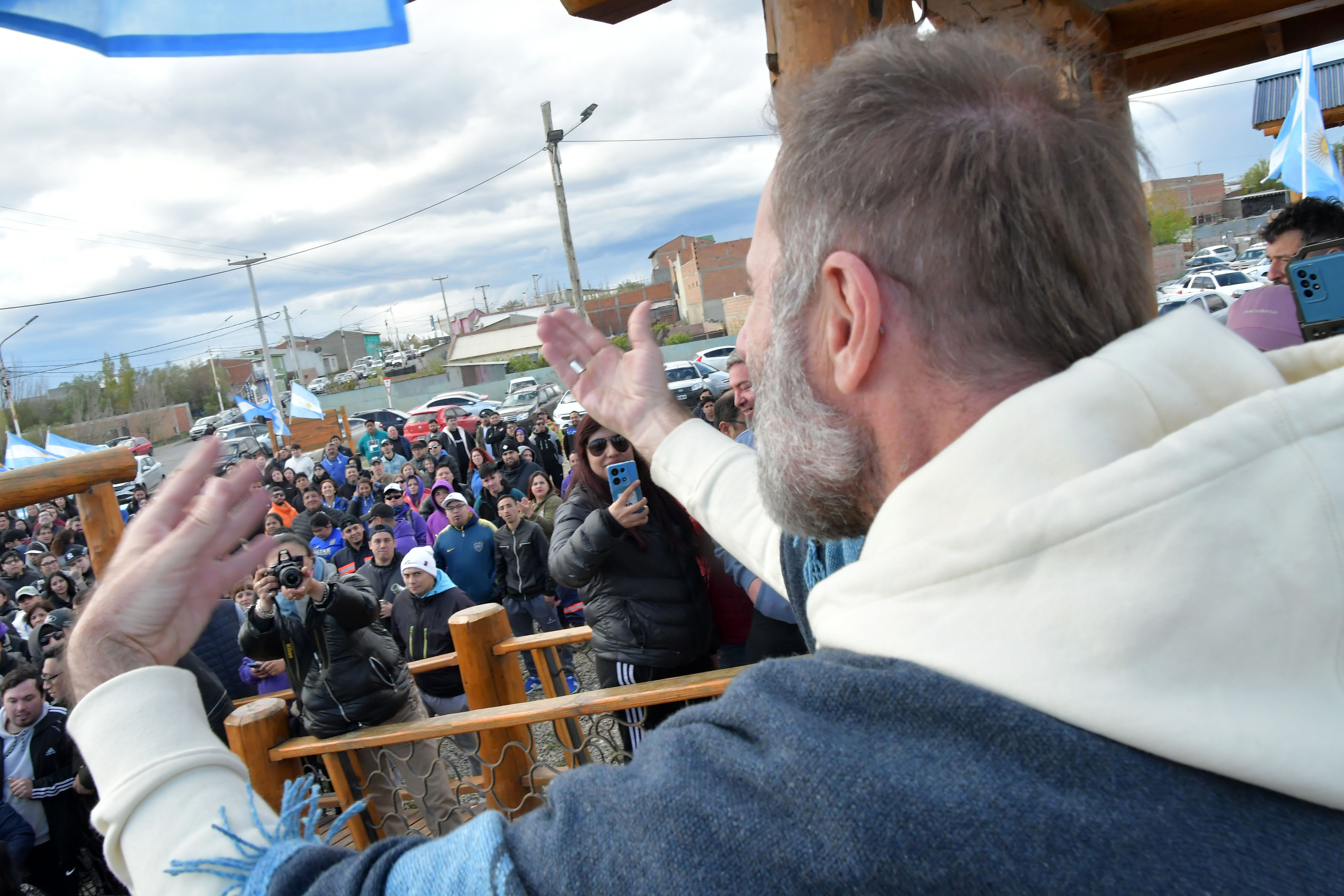  Molina desde la altura, le dio un último impulso a la gente que lo acompaña para la elección del domingo. (Foto: José Silva/La Opinión Austral).