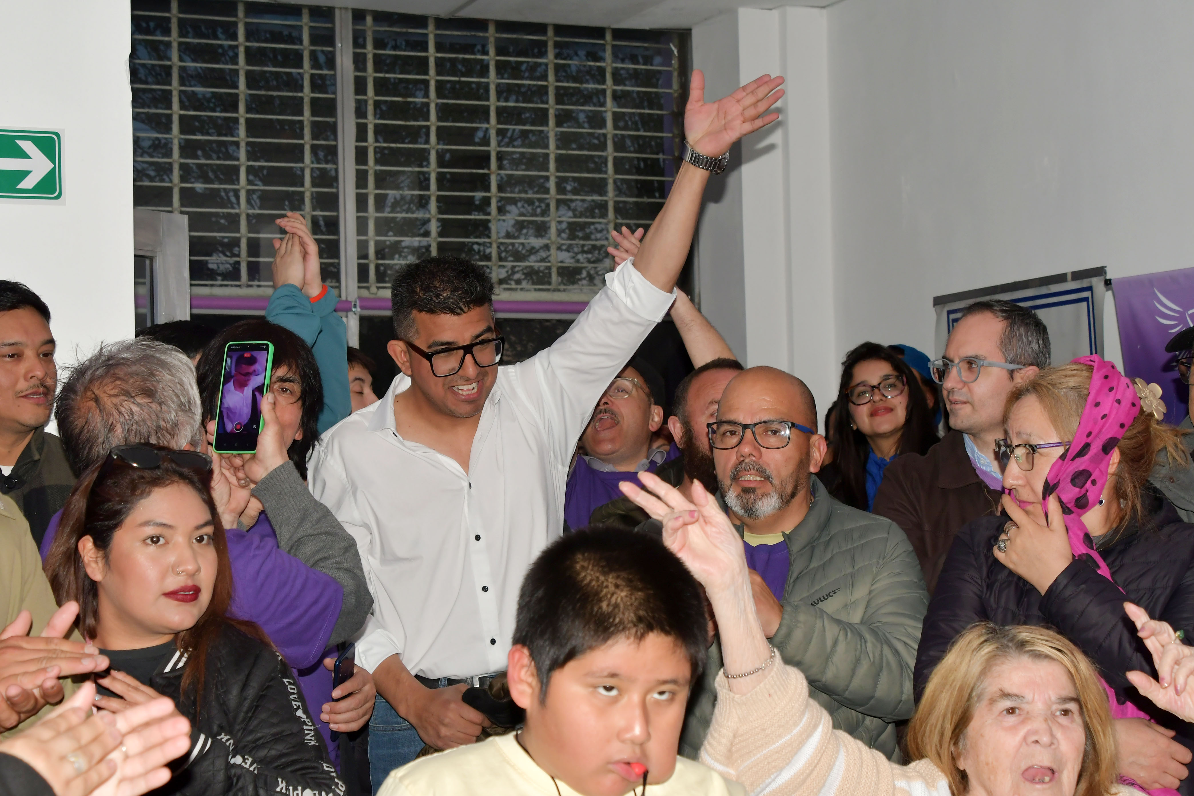  Guzmán en el ingreso al local de la avenida Kirchner. (Foto: José Silva/La Opinión Austral).