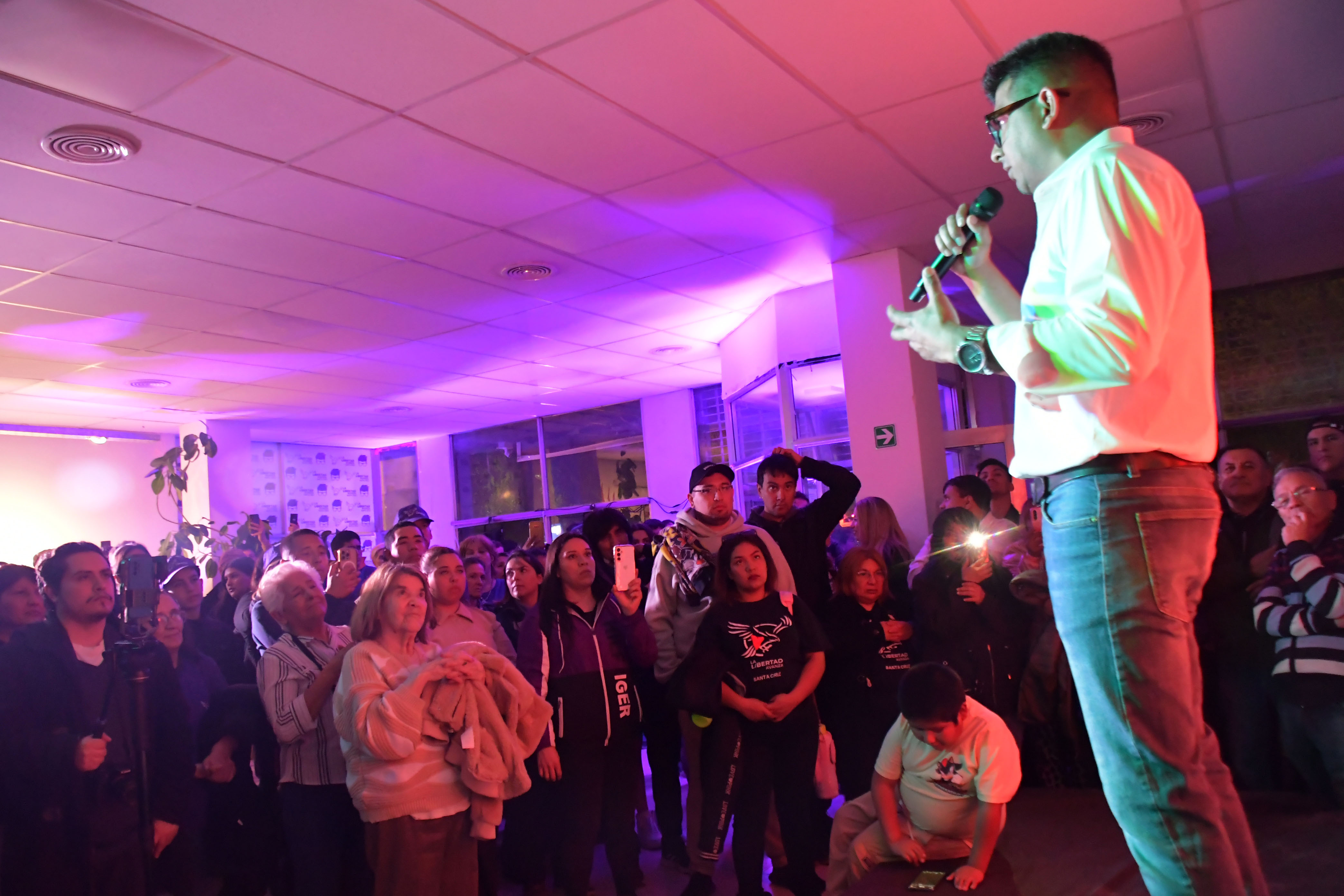  Jairo Guzmán en el acto de cierre de campaña de La Libertad Avanza. (Foto: José Silva/La Opinión Austral).