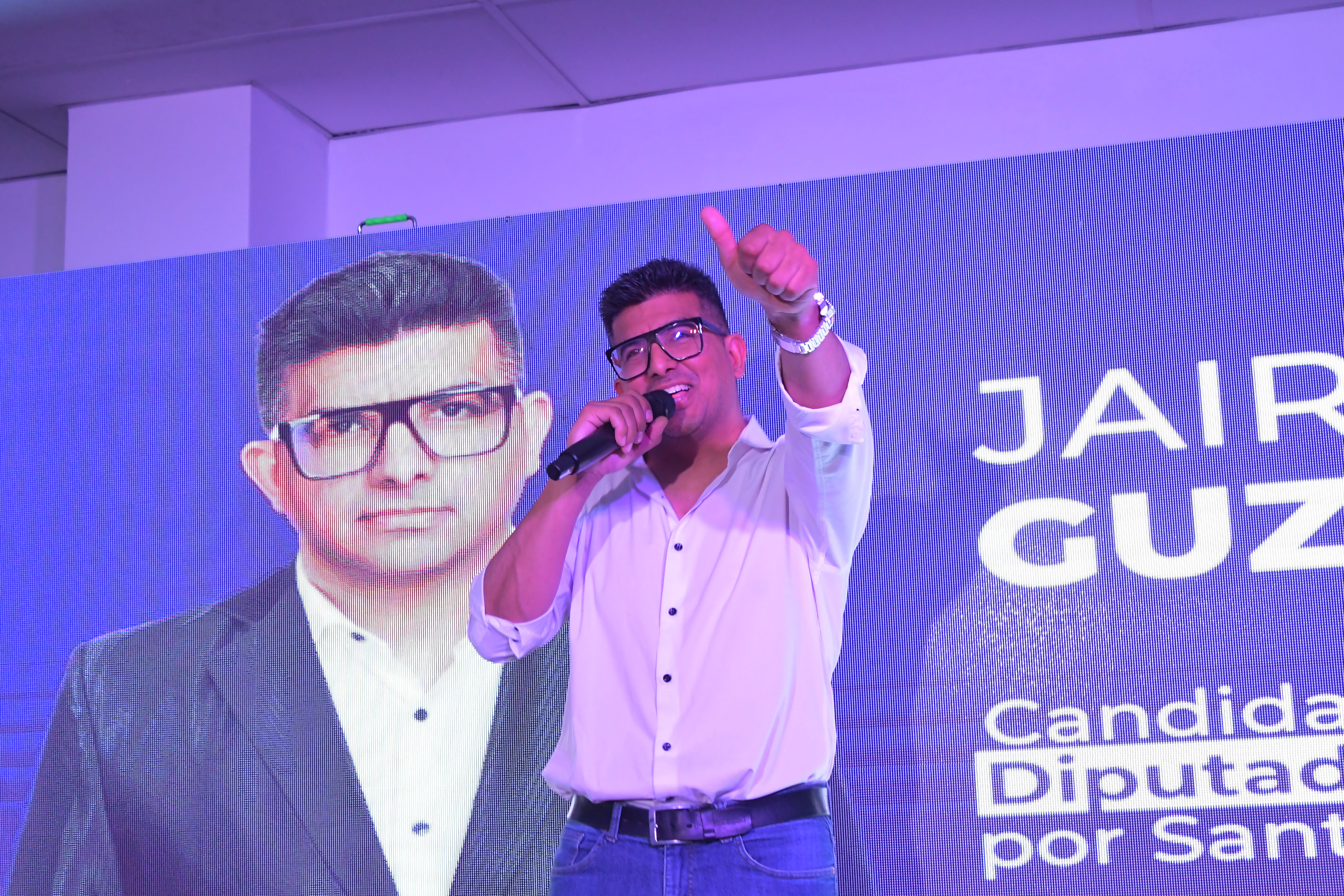  Jairo Guzmán en el cierre de la campaña. A partir del 10 de diciembre será diputado nacional. (Foto: José Silva/La Opinión Austral).